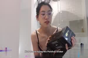 中国苍井空 刘玥 成为p站飞机杯最佳代言人 现场亲身示范  背景图片