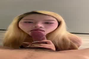 【史上最骚反差】超高颜值的舌钉金发妹，身材也是很绝，口活太好了，被主人扣两下出了一堆水！  背景图片