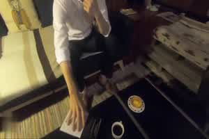 swag『吴梦梦』咖啡馆女仆装被顾客调戏颜射吃精  背景图片