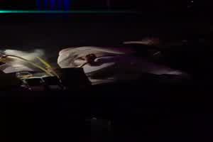 吃瓜爆料！！！是酒吧得气氛太好还是喝嗨了，大庭广众之下居然直接在酒吧干起来了！！！  背景图片