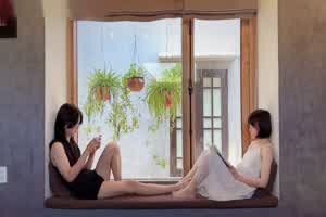 Onlyfans loliburin 落地窗前干白嫩的极品女友  背景图片