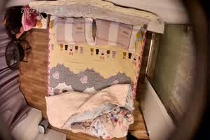 真实情侣啪啪开灯又关灯啪啪 各种姿势都来 女友就像一条死鱼  背景图片