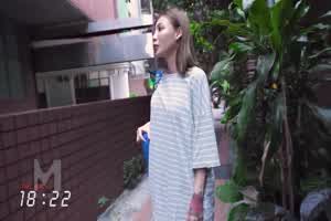 国产麻豆 灌精女室友-雪千夏  背景图片