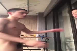 【抖音泄密-广州健身教练PUA学员】体力猛操得大奶妹学员，高潮身体抽搐。  背景图片