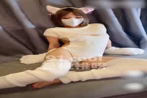 91大神 是桃桃呀 日这只白色骚母猫  背景图片