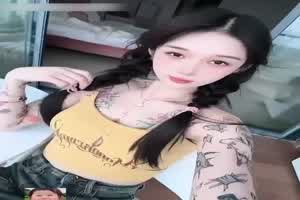 高颜值露脸纹身女神  背景图片