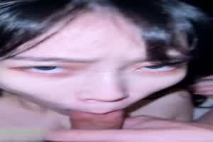 爱吃精液的骚货女友  背景图片