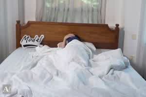 乱伦风韵表姐相亲失败，寂寞已久魔爪伸向处男弟弟  背景图片