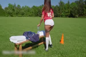 【情色奥运】足球场上与啦啦队宝贝口交性爱  背景图片