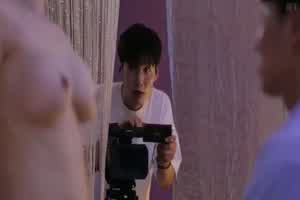 电影拍摄现场，男主女主太入戏，各种姿势不能卡  背景图片