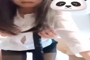 成绩优异的高材生真就什么都懂，跪在地上楚楚可怜的样子真让人受不了  背景图片