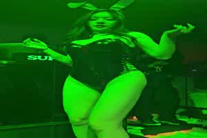 CLUB SUPERMOON X FLY WITH ME 韩国夜店可以看到辣妹穿着兔女郎大跳艳舞  背景图片