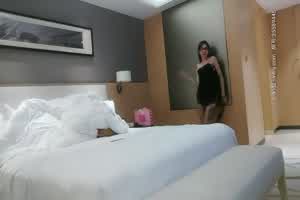 约操到了S级美女老师 戴上眼镜准备当严格的性爱指导  背景图片