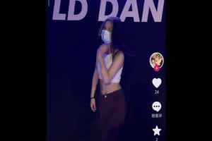 舞蹈系太晚高颜值妹子洗澡火辣视频  背景图片