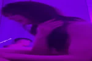 宋先生 女友不在家 叫炮友快过来开啪  背景图片