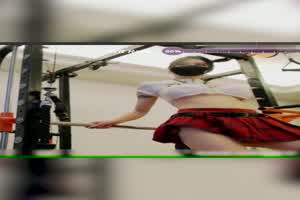 健身房嘴上叼个鸡巴  背景图片