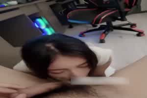 [电竞房的秘密]娇羞巨乳母狗，好生伺候男友，羞射口交小小的身材藏着大大的奶子，没草几下就给操哭了  背景图片