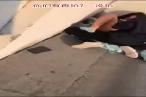 【疯狂学生】刘思甜天台怀孕事件+小学生群体强摸奶+中学生排队内射+楼道偷欢+校园一角！  背景图片