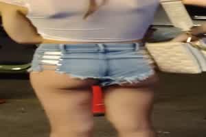 地铁福利 露出个南半球屁股蛋  背景图片