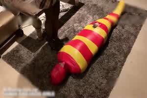 尼玛这是个巨型三角锥吧  背景图片