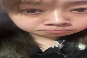 被假鸡巴插疼了表情委屈  背景图片