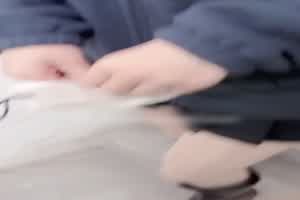 每一下都深入心扉，很享受此刻的美好。  背景图片