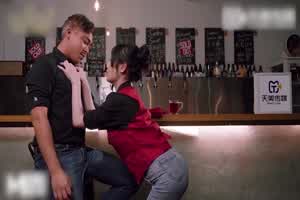 天美传媒性爱餐酒馆：巨乳Fucker实习生上场初体验  背景图片