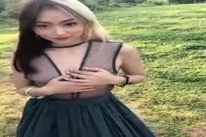 小姐姐就喜欢野外露出  背景图片