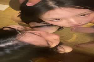 气质美女酒店玩3P上下一起抽插激烈  背景图片