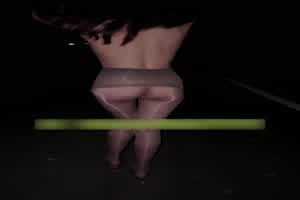 一起来遛狗吗？边爬行边尿尿  背景图片