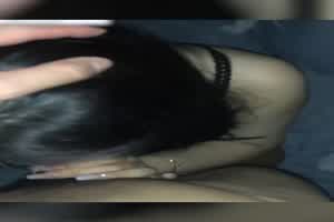 妹妹好可爱 害羞模样吃鸡好爱！  背景图片