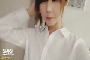 台湾 艾丝出差订错房间三人同住 淫荡秘书被两个肉棒填满屁眼 前后夹击 双穴同插  背景图片