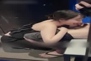 疯传健身教练和女学员在镜子前啪啪  背景图片