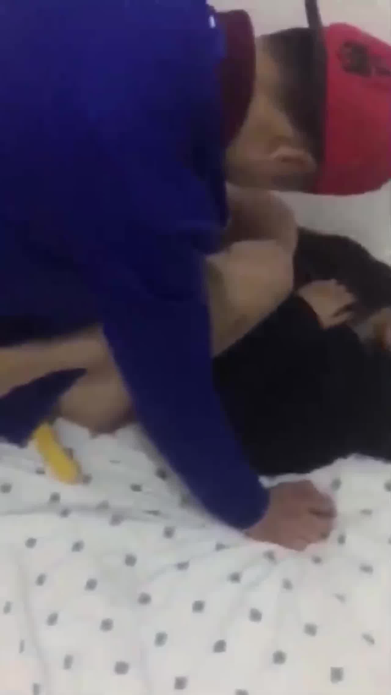  【校园霸凌】畜生未成年霸凌，[最新营养快线]事件！多部扒衣侮辱！殴打！甚至找男人强奸女同学！各种抠逼 的剧照9