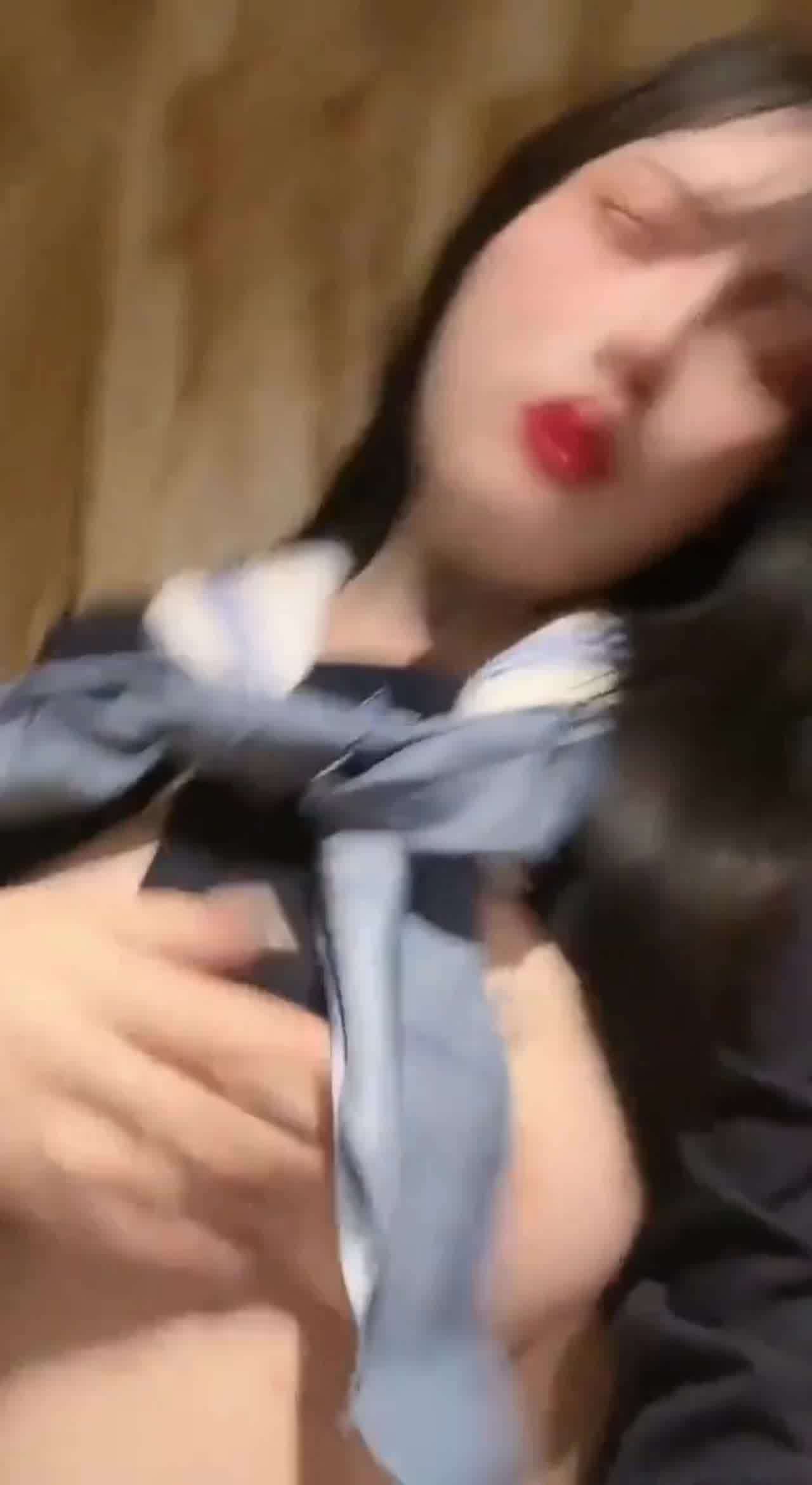  小姐姐们在家没事的时候喜欢玩自己的大奶子 的剧照1