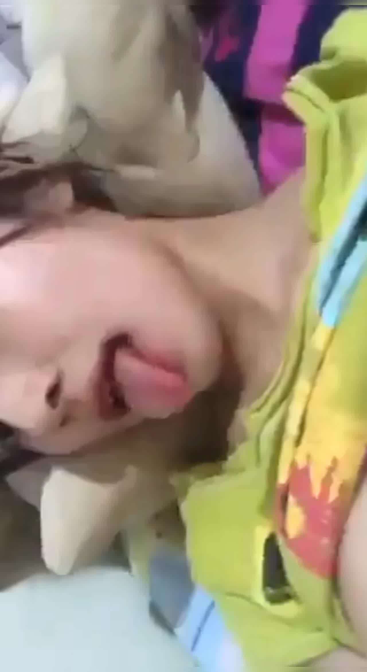  小姐姐们在家没事的时候喜欢玩自己的大奶子 的剧照8