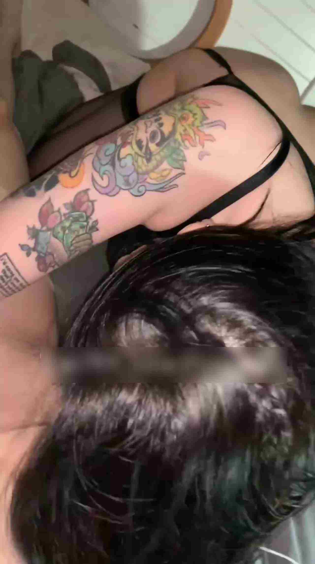  性感纹身模特口交 的剧照9