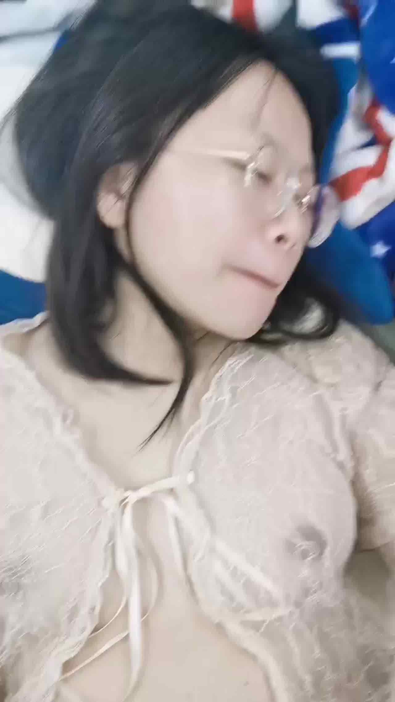  眼睛老师的娇喘声都和别人的不一样，太骚了 的剧照4