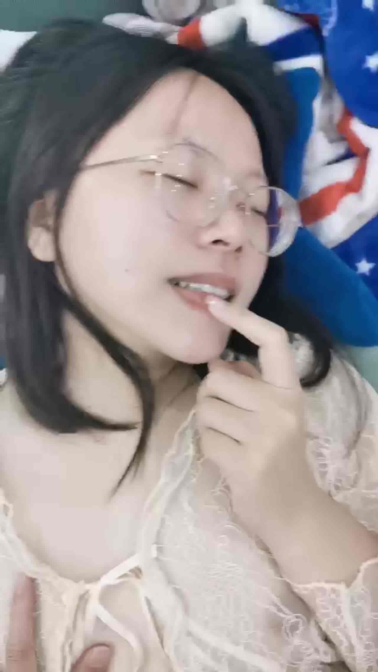  眼睛老师的娇喘声都和别人的不一样，太骚了 的剧照10