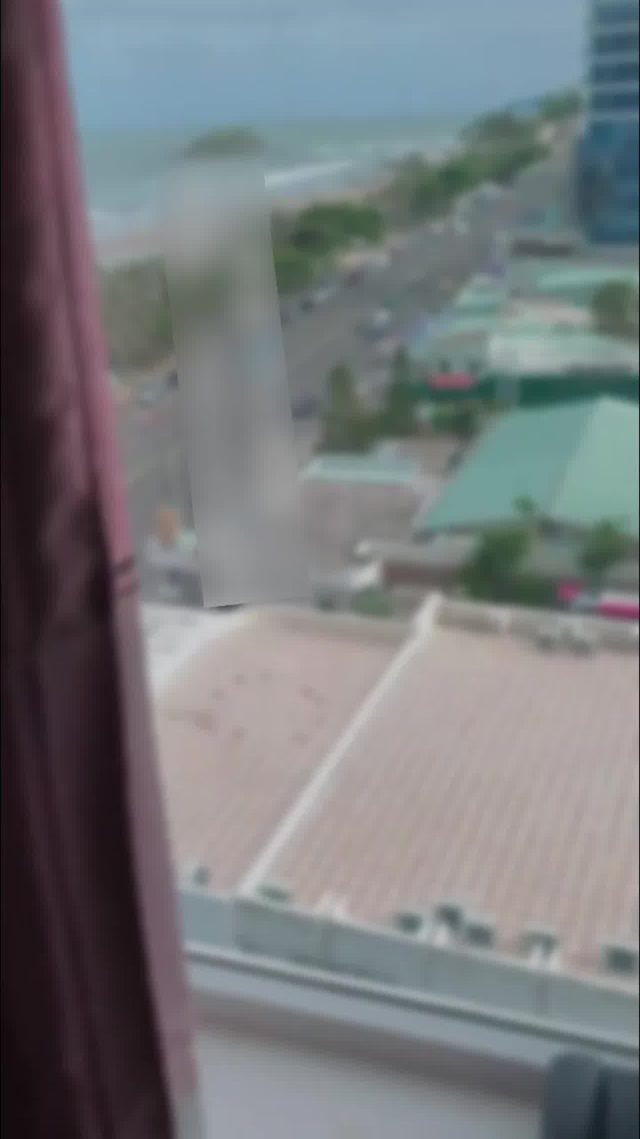  自购推特look约炮大神免费版-极品丰臀窗边后入，这翘臀也太完美了，下车来人往不知道有没有被别人发现 的剧照3