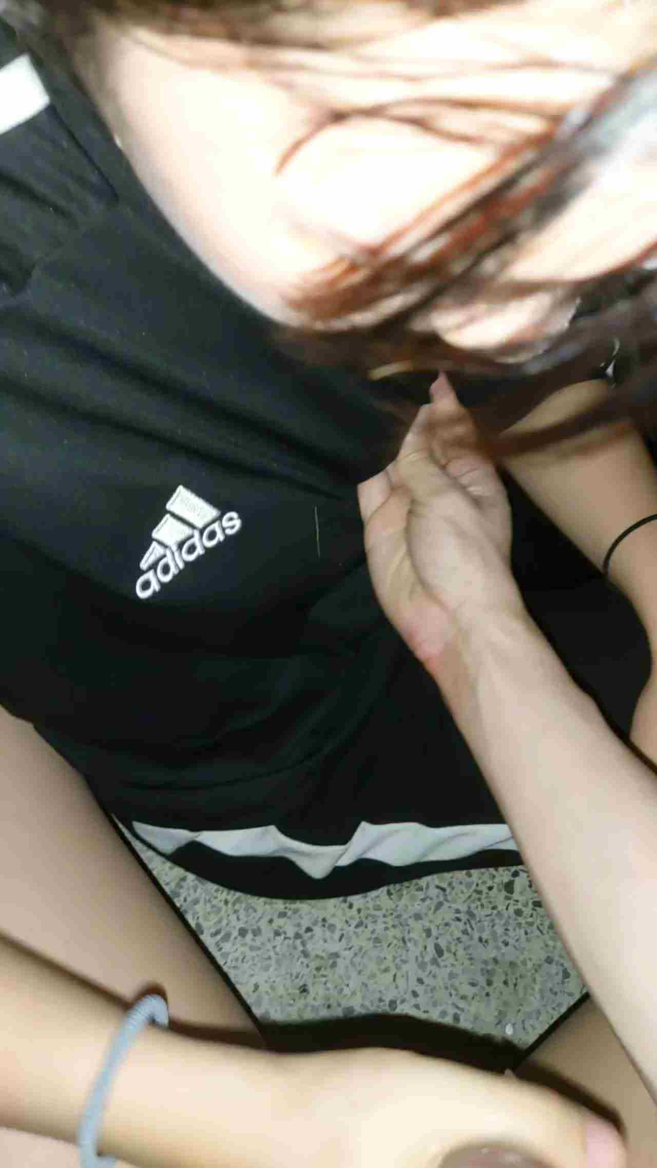  渣男再次约隔壁良家嫩妹楼梯间撸炮 的剧照4