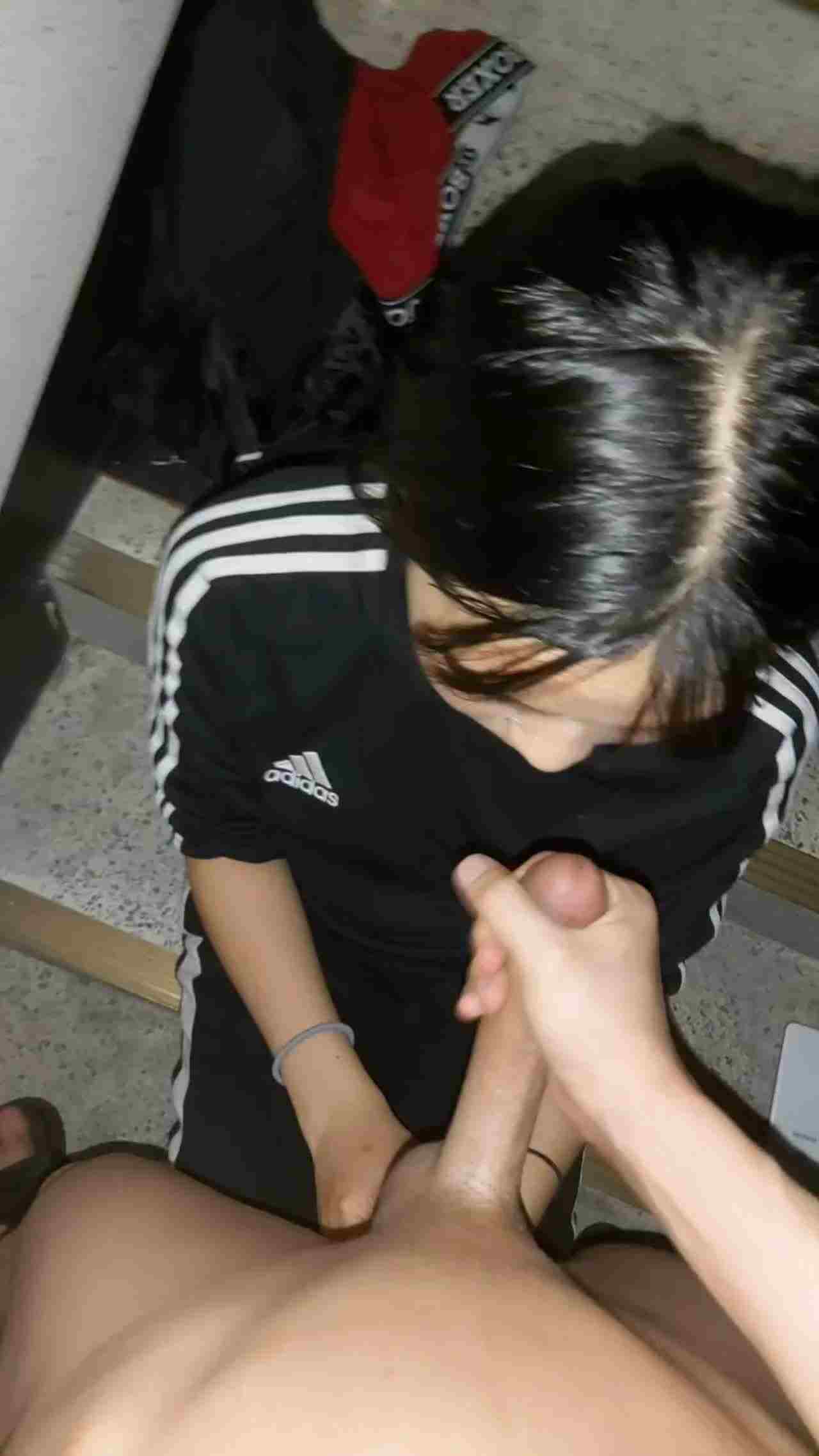  渣男再次约隔壁良家嫩妹楼梯间撸炮 的剧照7