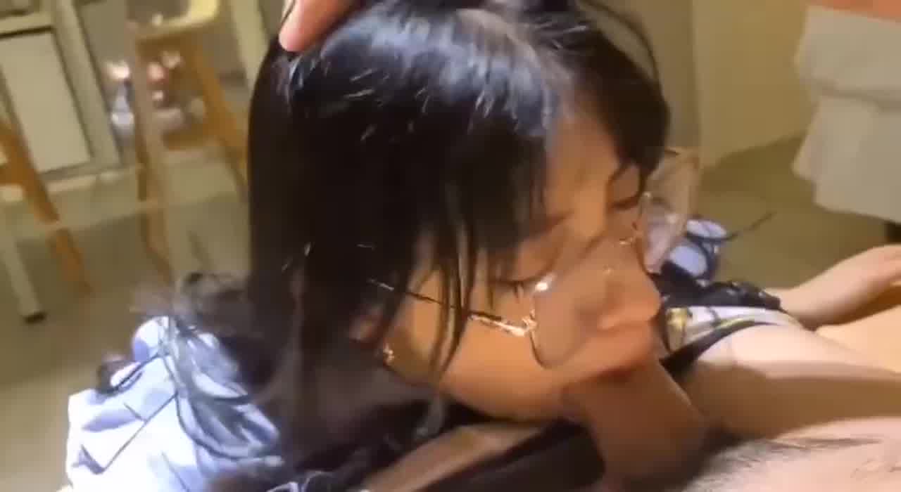  口交眼镜妹狂吸入大鸡巴 一副享受样 的剧照10