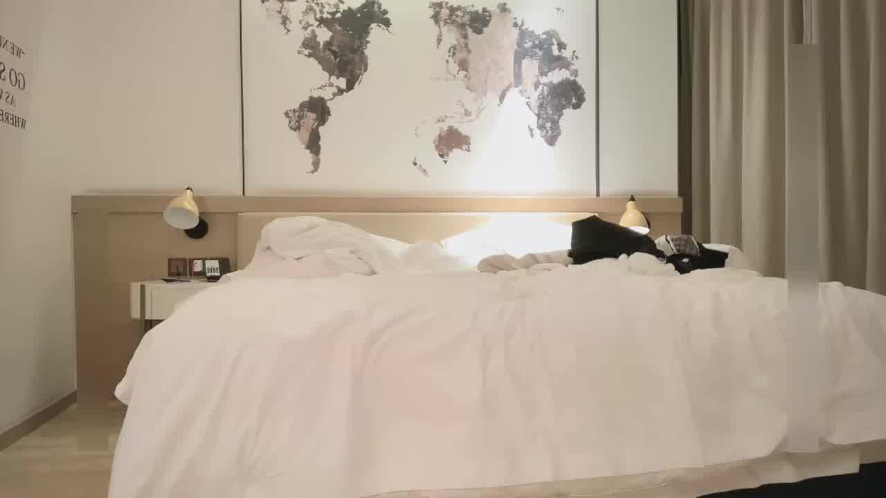  【给鸡吓坏了，套子都干逼里面了】小穴淫水拉丝，整根插入瞬间爽的美女啊啊大叫，佳片推荐啊看的鸡吧梆硬！ 的剧照1