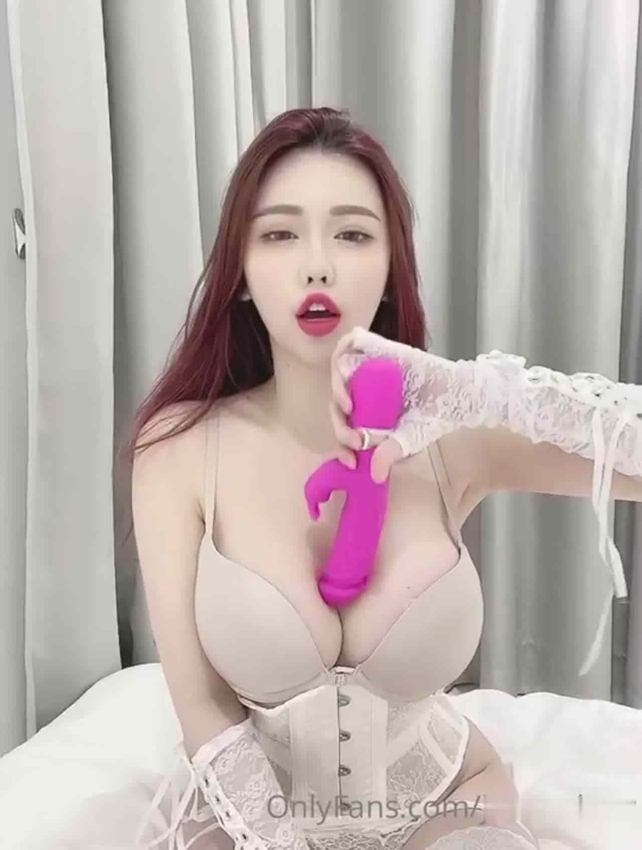  网红周甄娜 年度按摩棒代言人 的剧照3