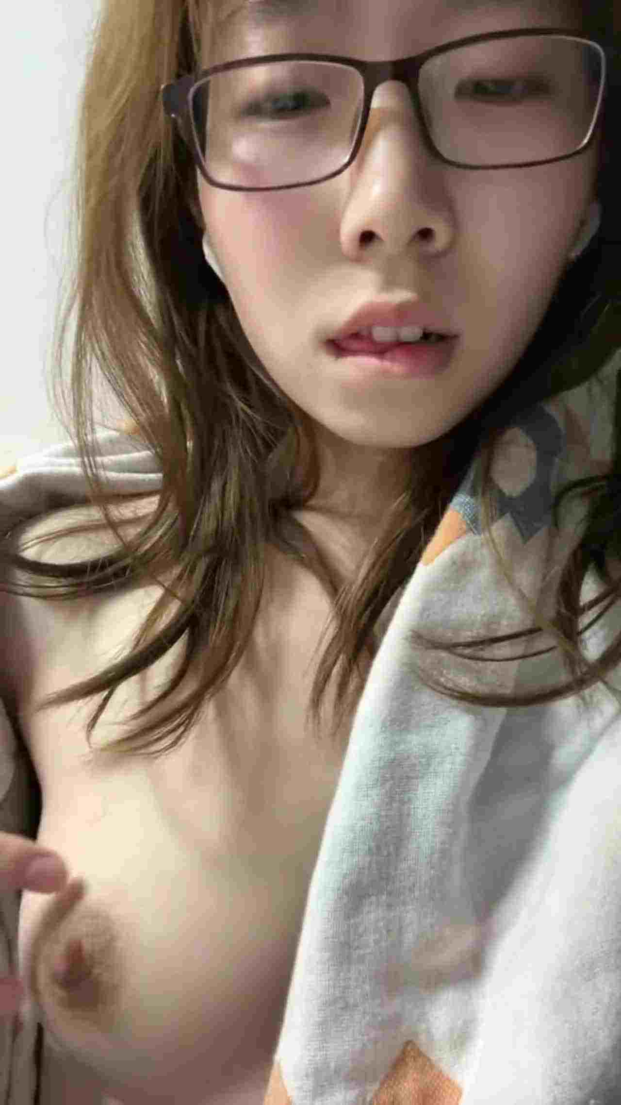  长相清纯的素颜妹子做着淫荡姿势自慰 的剧照4