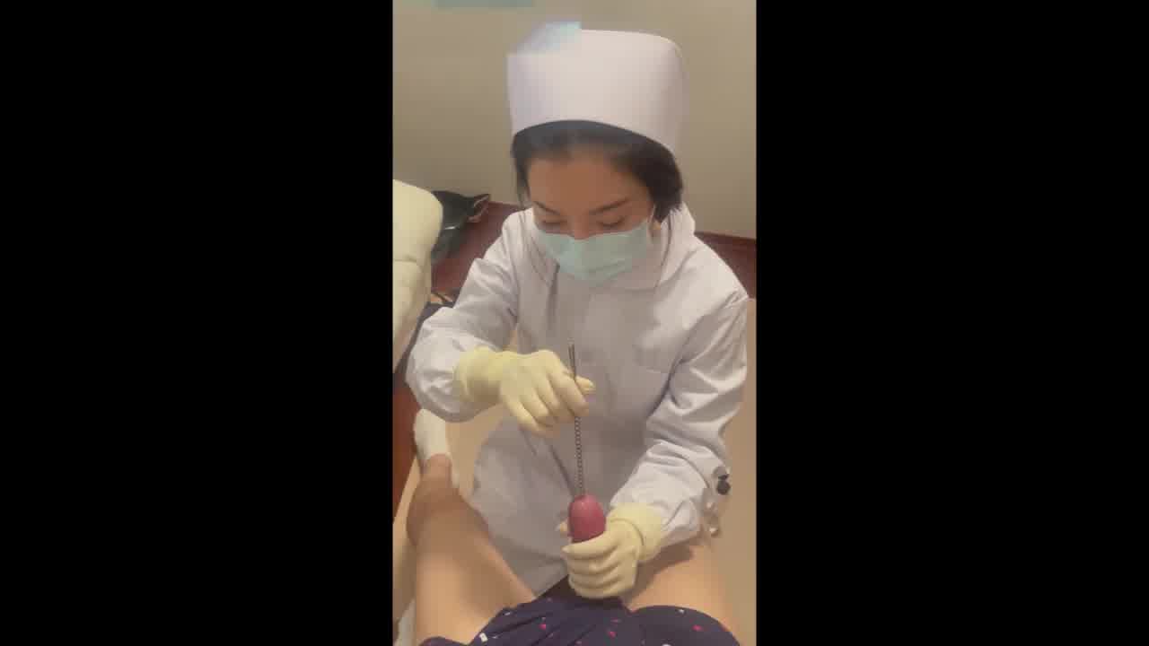  尿道按摩！护士小姐姐 按摩马眼体验 的剧照6