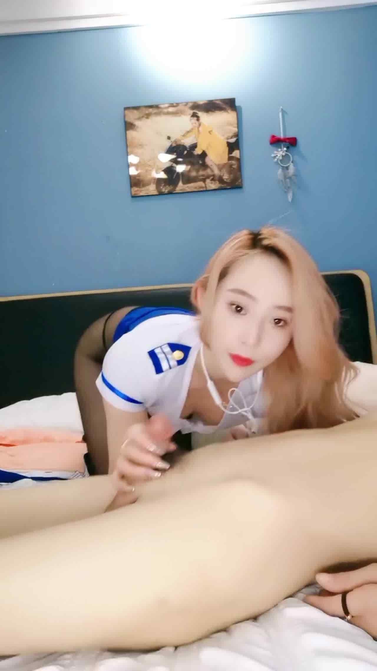  黑丝水手服 淫荡小穴配金发 的剧照3