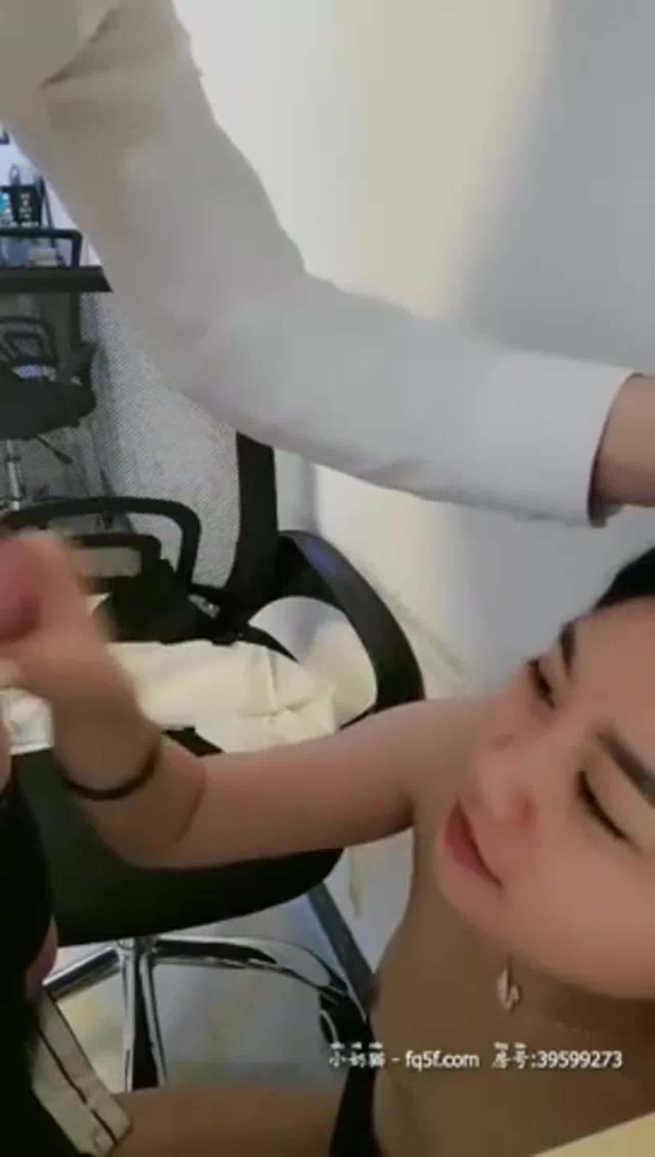  新鲜现榨豆浆给欲求不满正妹同事展现同事爱 的剧照2