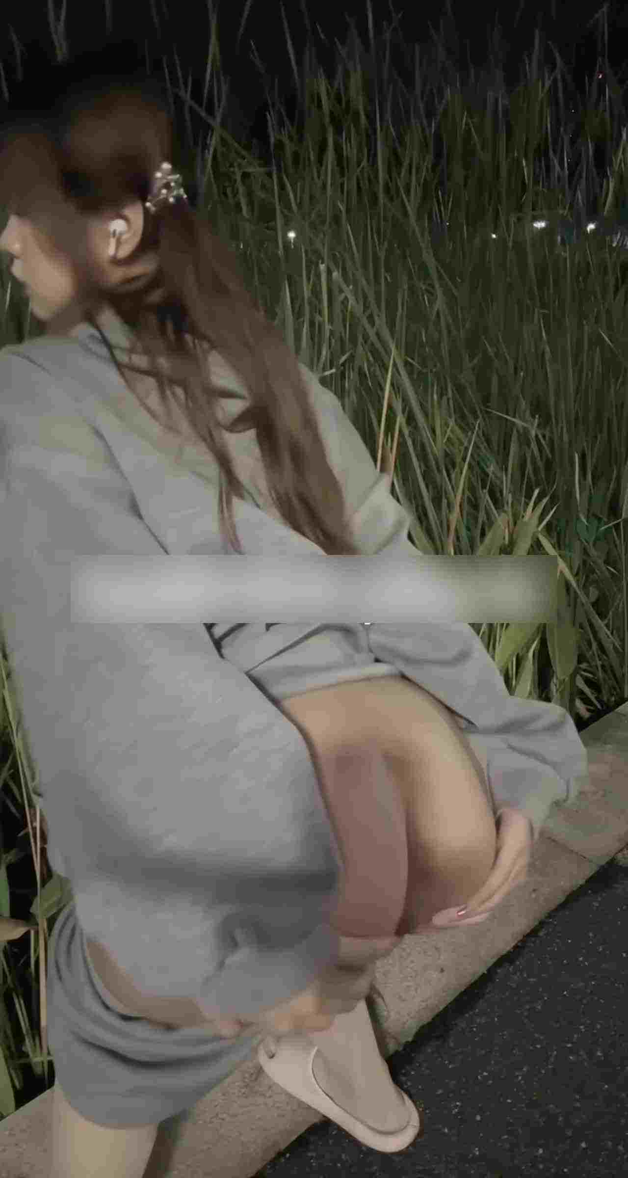  双马尾小母狗户外尿尿 的剧照9